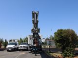 un camion qui est garé sur un terrain avec d'autres camions