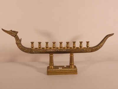 une image représentant une menorah de couleur laiton sur laquelle sont disposées cinq bougies