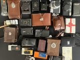 beaucoup de vieux appareils photo et d'autres objets sur la table