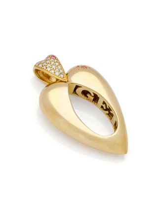 Gros plan sur une bague en or ornée d'un diamant