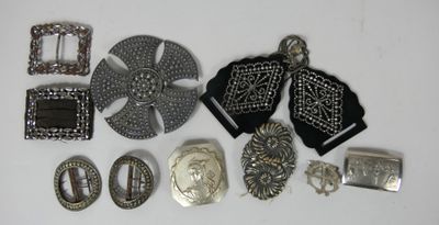Boucles de chaussures et de ceintures en métal dont une sur …