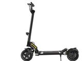 une trottinette électrique avec des roues et un guidon, sur fond blanc