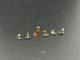 un gros plan sur un petit assortiment de boucles d'oreilles posées sur une surface noire