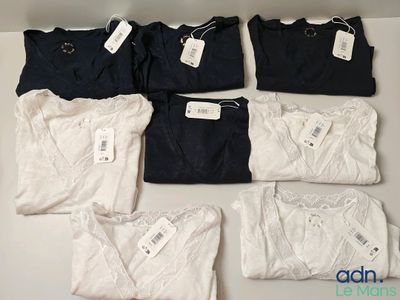 six paires de t-shirts pour homme, blancs et noirs, avec leurs étiquettes encore attachées