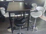 une photo d'une table et de chaises dans une pièce