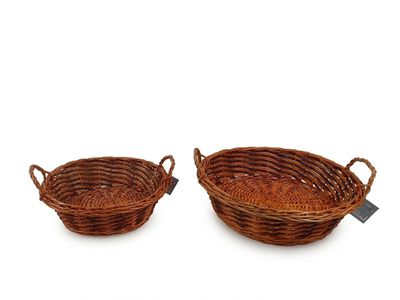 deux paniers en osier marron munis d'anses, sur fond blanc
