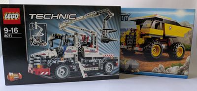 deux boîtes de lego technic sur une surface blanche