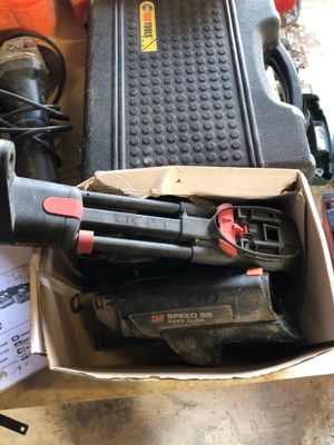 une boîte à outils posée sur une table