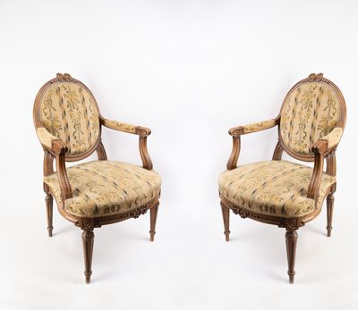 Paire de fauteuils à décor mouluré sculpté de rubans noués e…