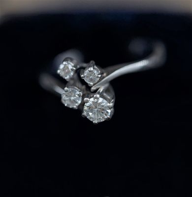 Bague or blanc 750, ornée de 4 diamants taille brillant mode…