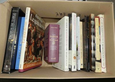 une boîte pleine de livres posée sur une table