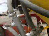 une machine posée sur une palette, à laquelle est raccordé un tuyau