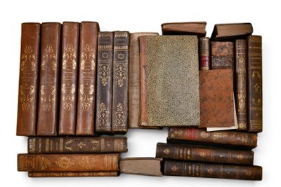 de nombreux vieux livres empilés les uns sur les autres
