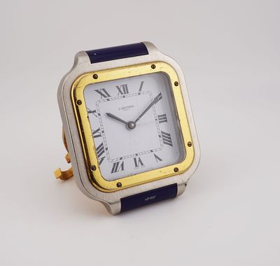 une image représentant une montre-bracelet en argent et en or, avec des chiffres romains