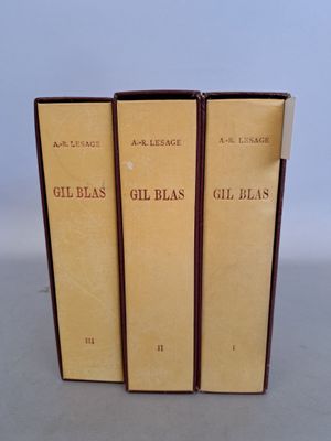 trois livres superposés sur une table