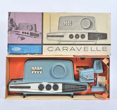 une boîte contenant une petite voiture et une radio