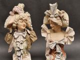 paire de figurines en porcelaine représentant une femme et un homme