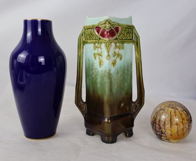 deux vases posés l'un à côté de l'autre sur une table