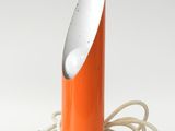 une lampe de table orange avec un pied blanc et un cordon qui y est fixé