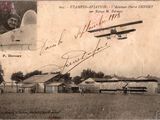une vieille carte postale sur laquelle figure la photo d'un homme dans un avion