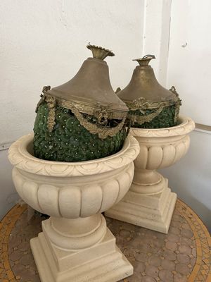 two vases that are sitting on a table