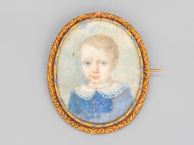 un portrait miniature représentant un garçon vêtu d'une robe bleue, dans un cadre doré