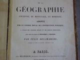 un vieux livre portant un titre, posé sur une table