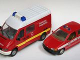 deux camions de pompiers miniatures placés l'un à côté de l'autre