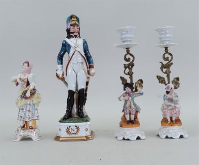 trois figurines représentant un soldat, une femme et un enfant