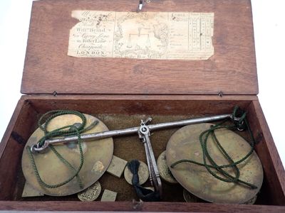 une boîte en bois contenant une paire de ciseaux