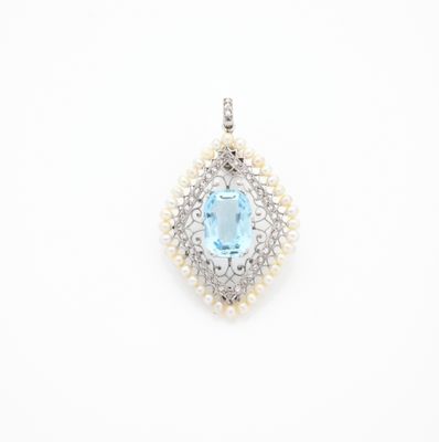 un pendentif composé d'une topaze bleue et d'une perle sur fond blanc