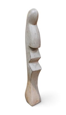 statue d'une femme portant une pile de livres sur la tête