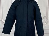 Le manteau est noir et est muni d'une capuche.