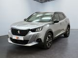 Le nouveau SUV Peugeot est garé dans le showroom.