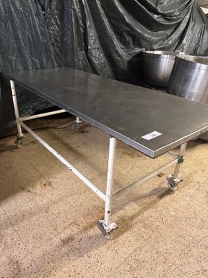 une photo d'une table en acier inoxydable dans un entrepôt