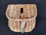 un gros plan d'un panier en osier contenant un couteau