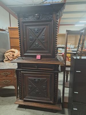 un grand meuble en bois surmonté d'un miroir