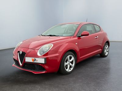 La voiture rouge est garée dans la pièce vide de l'immeuble.