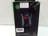 emballage d'une souris de jeu avec un bouton rouge au milieu de la boîte