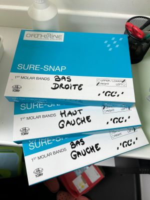 trois billets posés sur un bureau, à côté d'un ordinateur