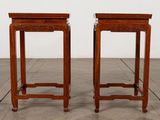 paire de tables d'appoint chinoises anciennes avec plateaux en bois sculpté