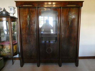 Bibliothèque en acajou, à colonnes détachées, ouvrant à 3 po…