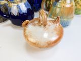 de nombreux vases posés sur une table