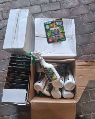 une boîte en carton contenant un certain nombre d'objets