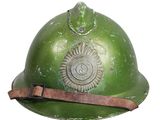 un vieux casque de pompier vert muni d'une lanière en cuir, sur fond blanc