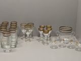 beaucoup de verres posés sur une table