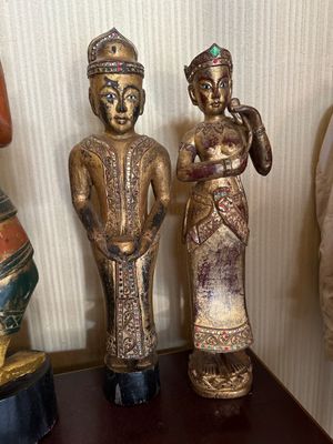 trois figurines posées sur une étagère