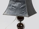 une image représentant une lampe avec un abat-jour noir sur fond blanc