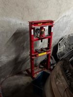 G14 - LABRUGUIERE - Une presse hydraulique
