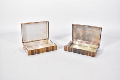 une paire de petites boîtes en bois avec couvercles, posées sur une surface blanche